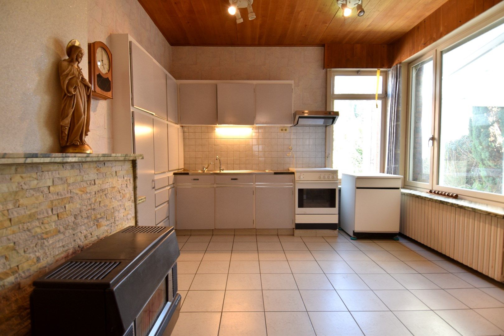 Karaktervolle burgerwoning met 3 slaapkamers, 2 garages en een mooi stukje tuin te koop in Rollegem foto 11