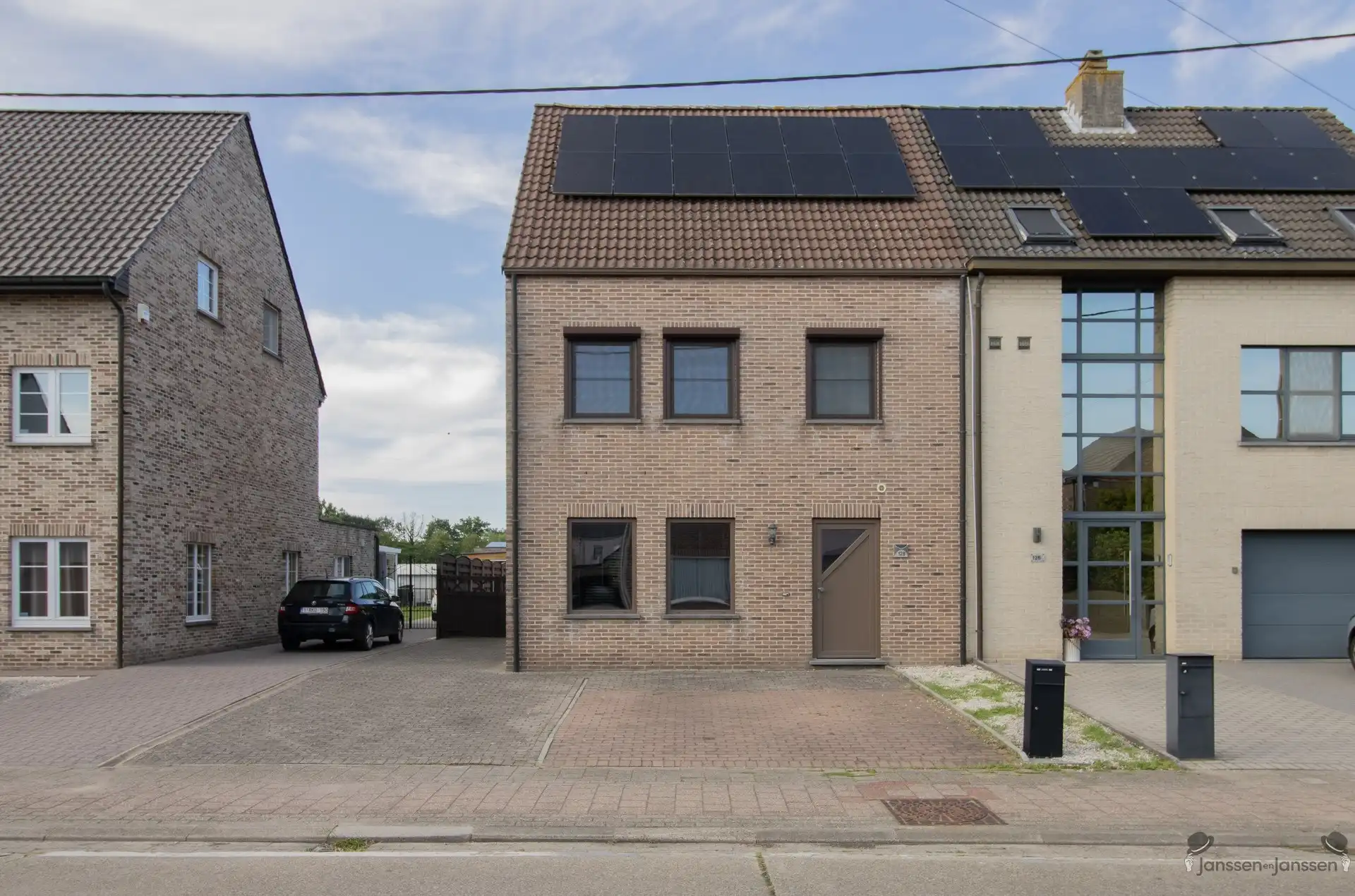 HOB met 3 slaapkamers en uitpandige garage op 501 m² foto {{pictureIndex}}