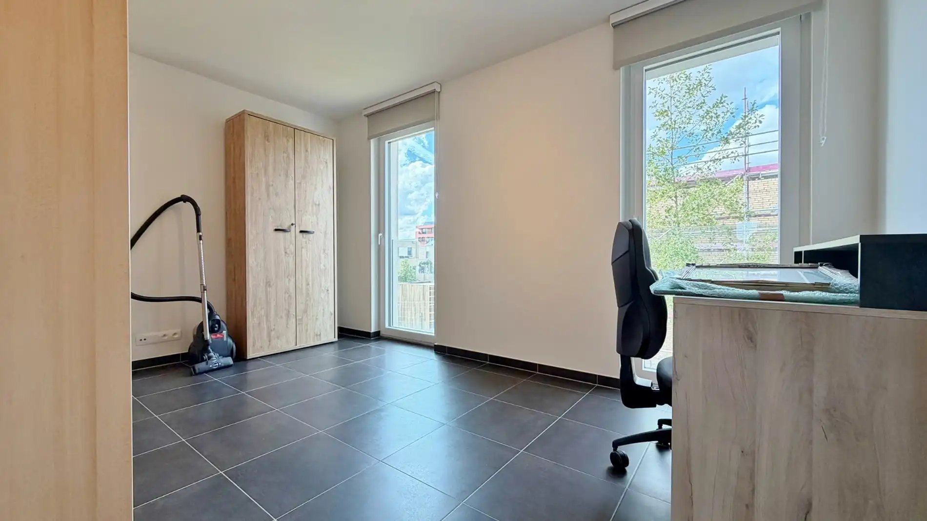 Recent, lichtrijk appartement met twee slaapkamers, zonnig terras en autostaanplaats.  foto 10