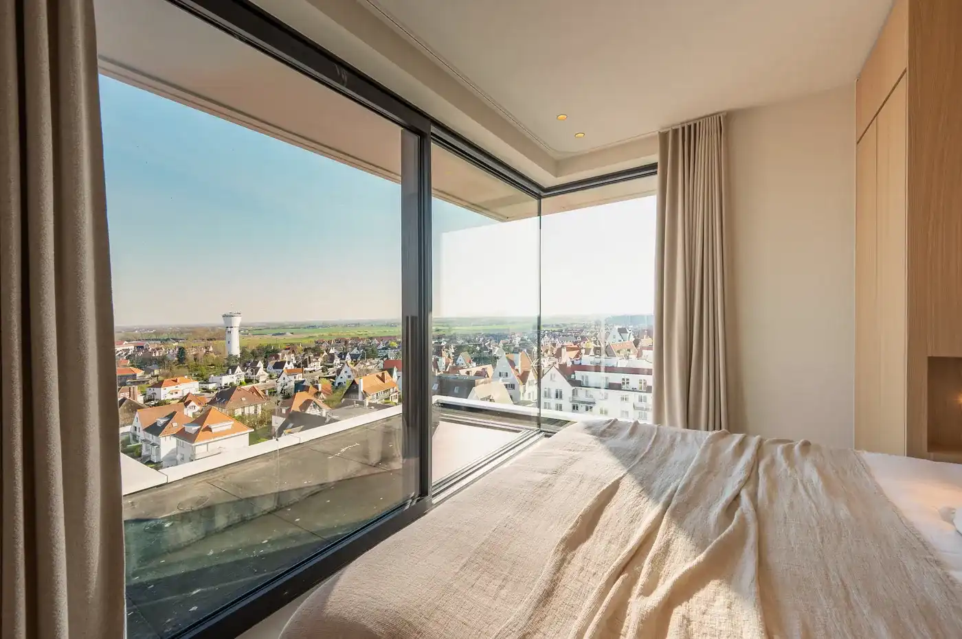 Uitzonderlijk duplex penthouse met een ideale oriëntatie en een fenomenaal panoramisch zicht over de Noordzee, Duinbergen en het Albertstrand foto 23