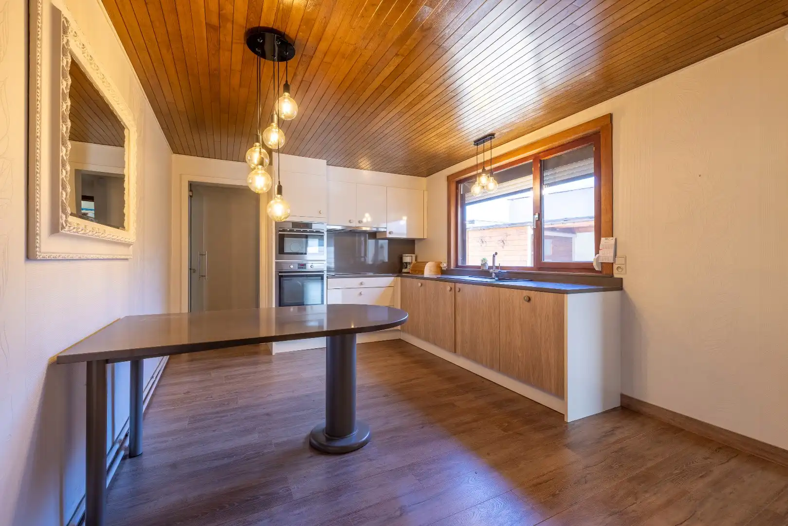 Leuke woning met 4 slk, grote garage en groot binnenterras foto 8