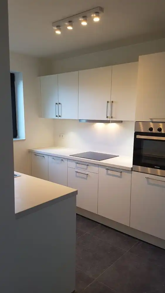 APPARTEMENT MET TWEE SLAAPKAMERS, TERRAS EN PARKEERPLAATS. foto 6