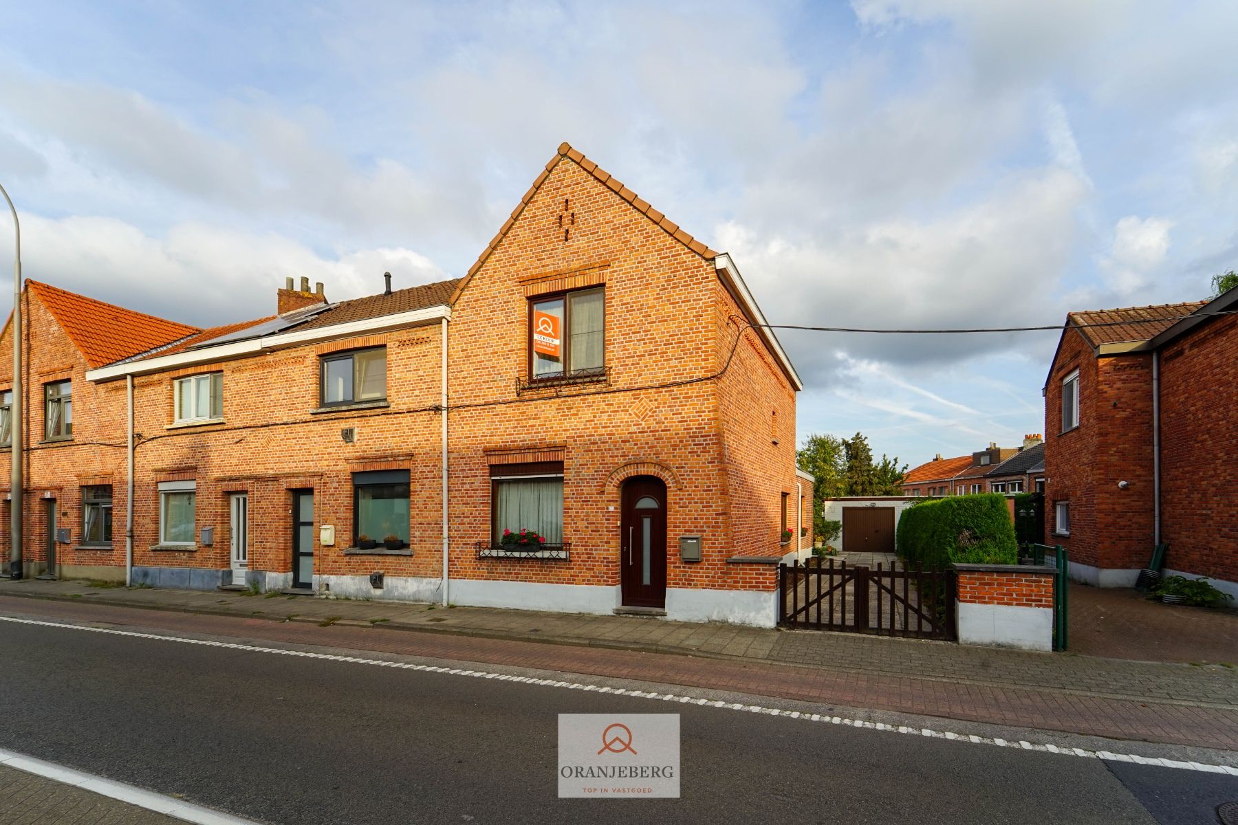 COMPROMIS IN OPMAAK! Charmante halfopen woning met oprit, tuin én garage te koop nabij UZ foto 29