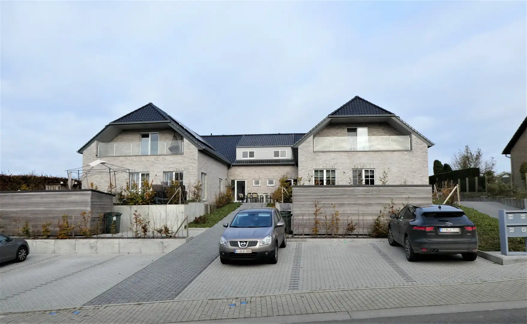 Prachtig nieuwbouw gelijkvloers appartement van 120m² met zuidgericht terras v 54m², tuin, 6 zonnepanelen en twee staanplaatsen. Toegankelijk met rolstoel. Aanrader! foto {{pictureIndex}}