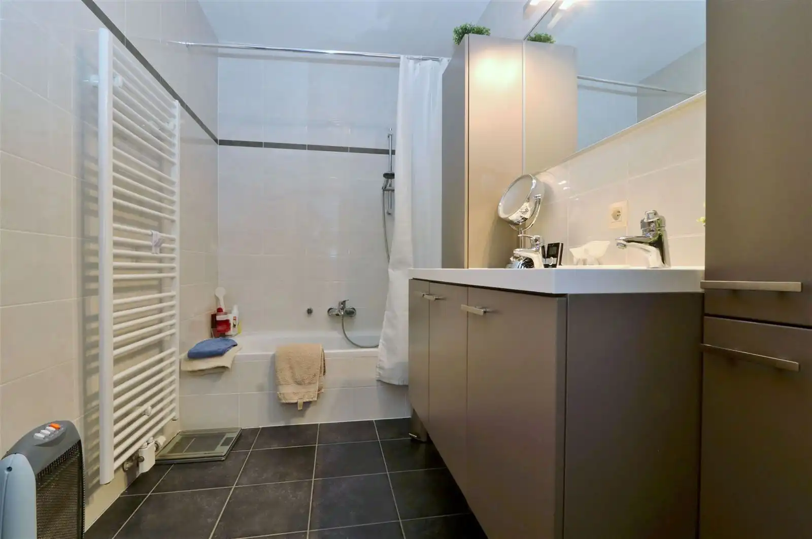 Appartement 3de verdieping met 2 slaapkamers, terras en staanplaats foto 12