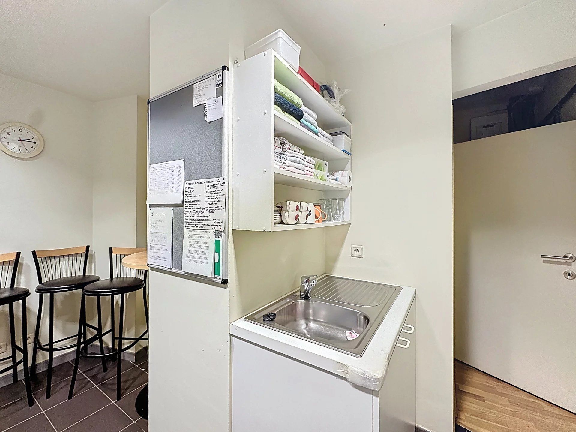 Ruim handelspand met kantoor en keuken op toplocatie. foto 10