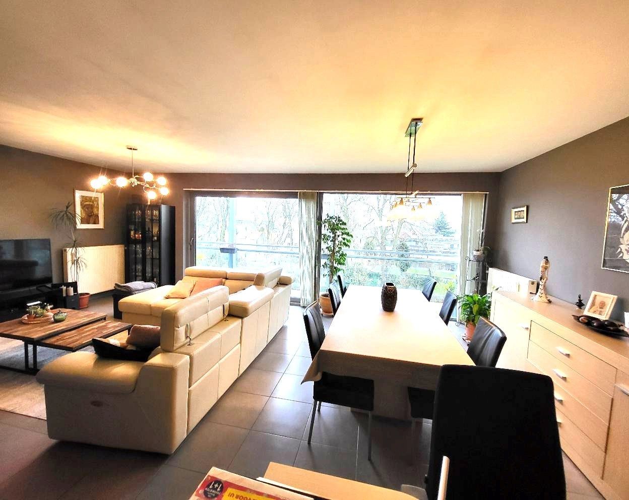 Schitterend appartement (3de verdieping) met ruim terras....buiten stadscentrum. foto 10