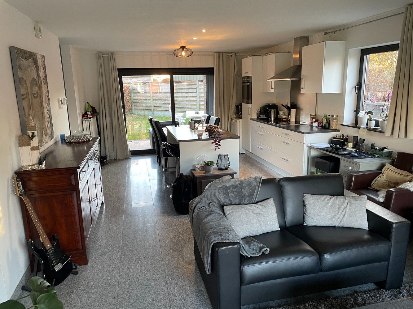 Gelijkvloers appartement met twee slaapkamers en twee terrassen en tuintjes. foto 4