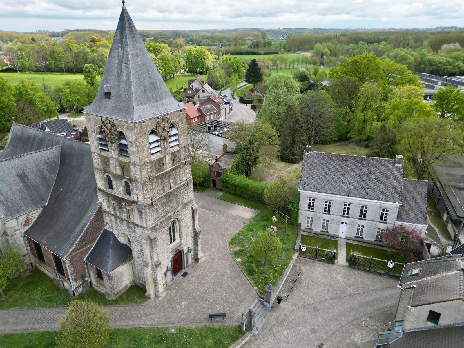 Hoofdfoto van de publicatie: Karaktervolle pastoriewoning in het hart van Moorsel!