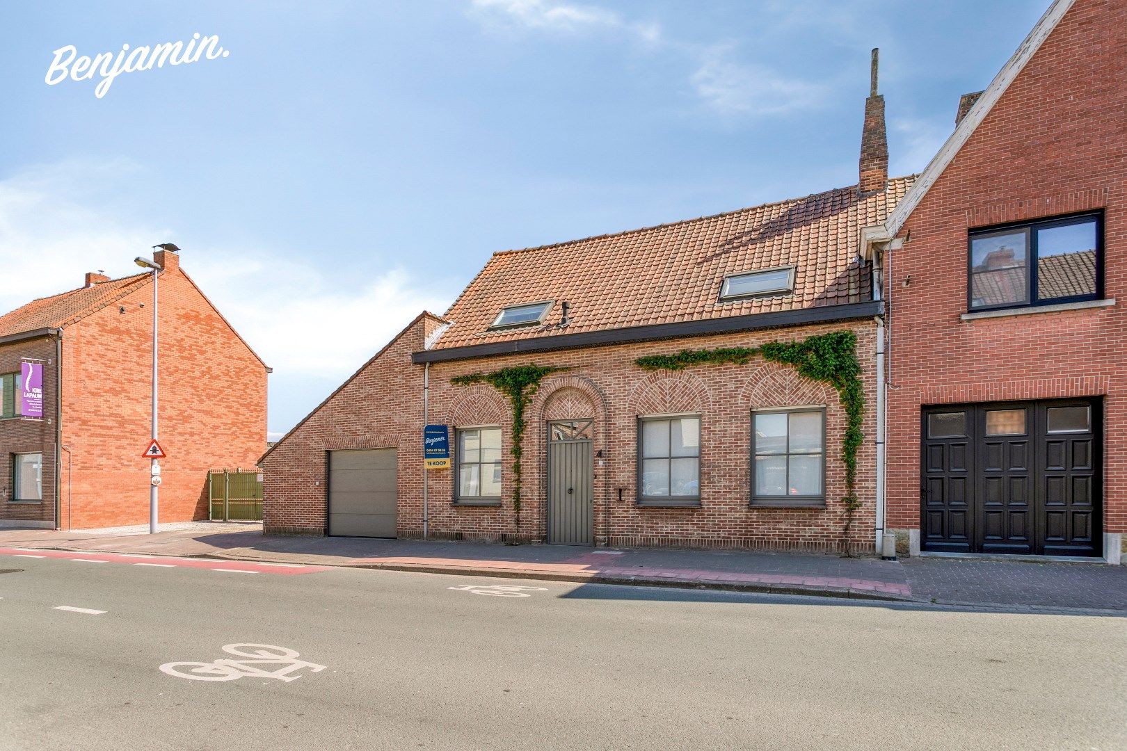 Ruime halfopen woning met 4 slaapkamers, zonnige tuin en grote garage in Wervik foto {{pictureIndex}}