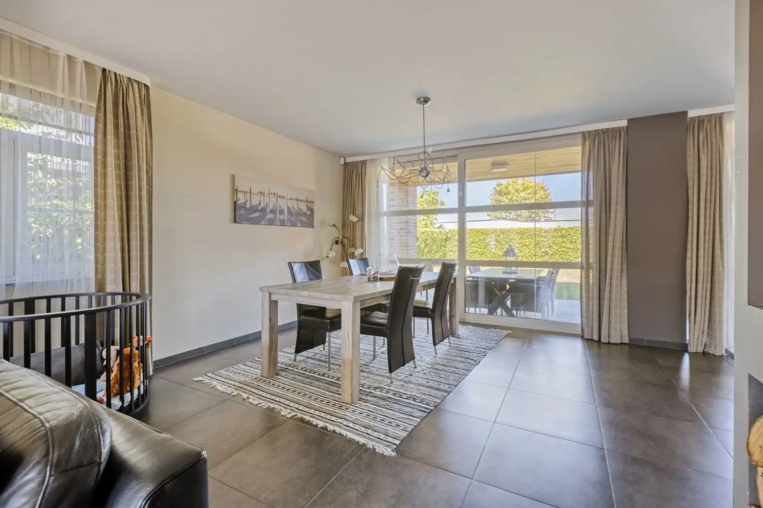 Prachtige vrijstaande villa met 5 (+3) slaapkamers, garage en omheinde tuin, ideaal gelegen op een boogscheut van het centrum van Maaseik.  foto 5