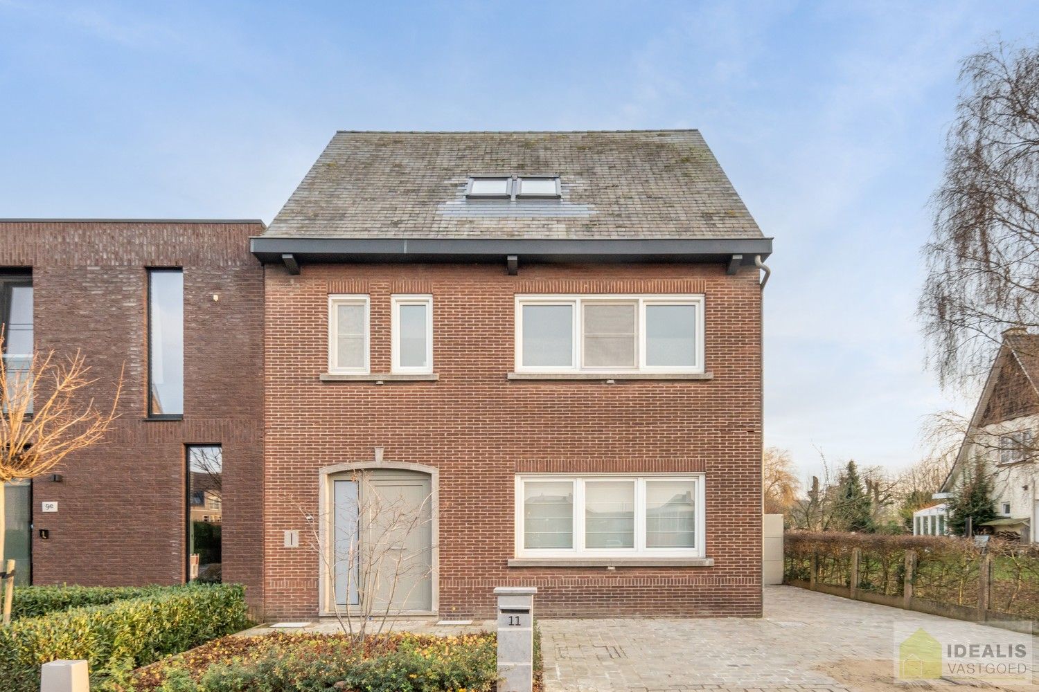 IDEALIS VASTGOED – Instapklare eengezinswoning met een lichtrijke leefruimte, 3 ruime slaapkamers (mogelijks 4), 2 badkamers op een fijn zuid-oost georiënteerd perceel! Deze woning bevindt zich op een perceel van 5a 19ca in een rustige en gezinsvriendelijke woonstraat! foto {{pictureIndex}}