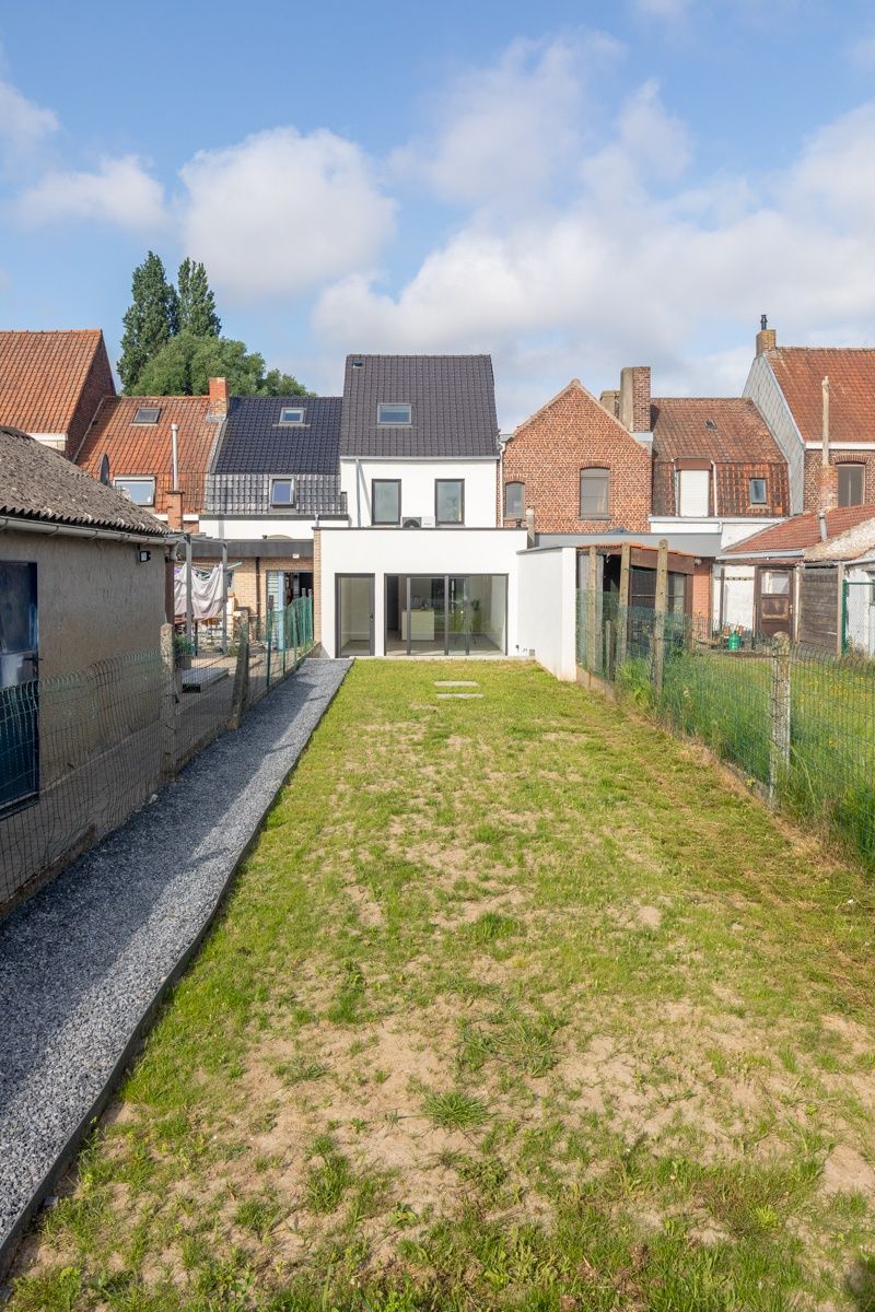 Volledig vernieuwde  woning op een boogscheut van "de Gavers" met 3 slaapkamers, ingerichte keuken, tuin met uitweg (garagemogelijkheid). Energielabel A foto 12