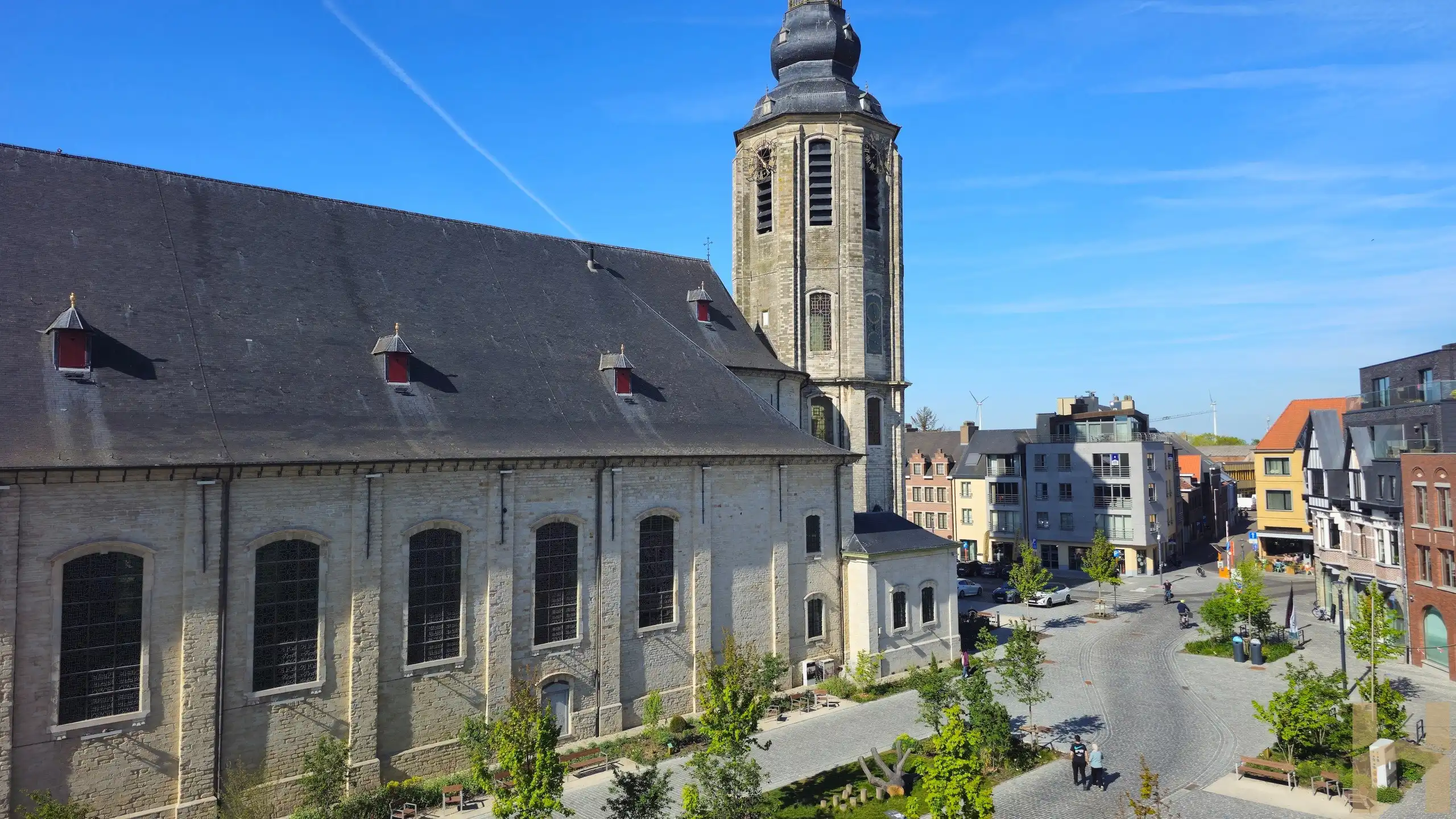 Gerenoveerde gezellige duplex te huur op de markt te Zele foto 4