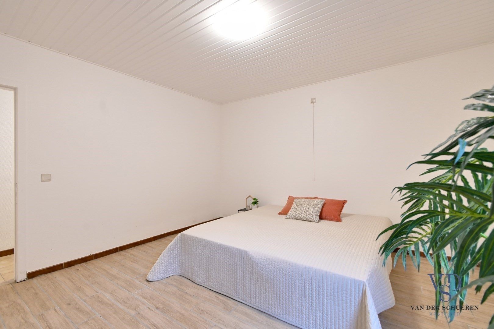 Ruime bungalow met bijgebouwen in Meilegem. foto 13