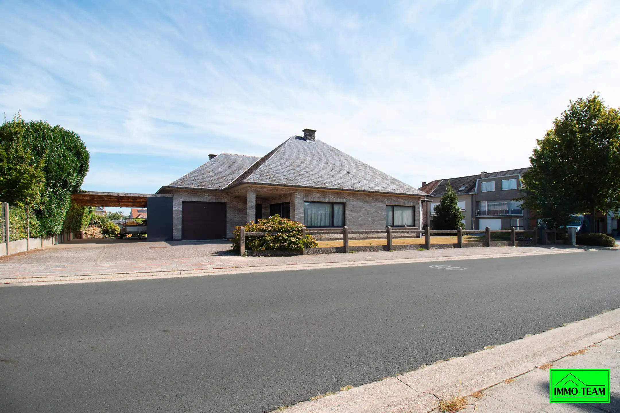 4-gevel woning in residentiële woonwijk foto 2