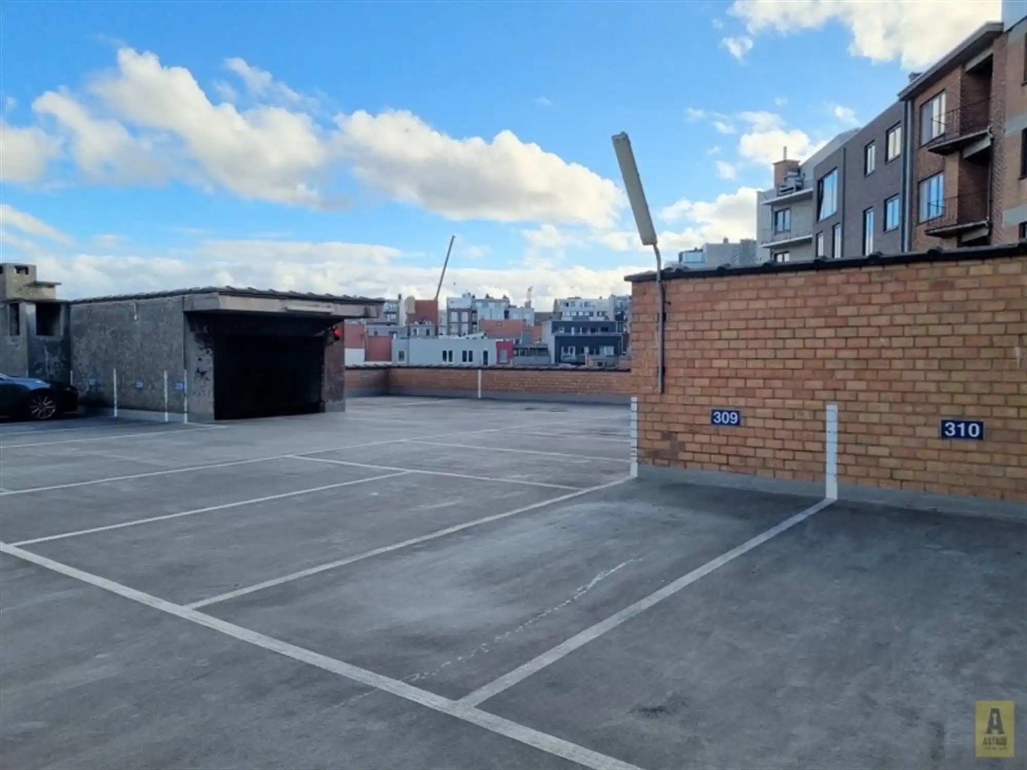 Autostaanplaats te huur centrum Oostende! foto {{pictureIndex}}