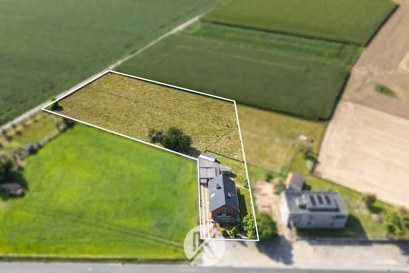 Robuuste woning met omliggende weides foto 9