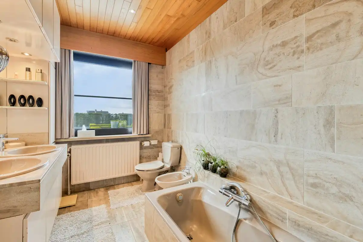 Instapklare handelswoning op topligging langs de N50 te koop in Wingene foto 14