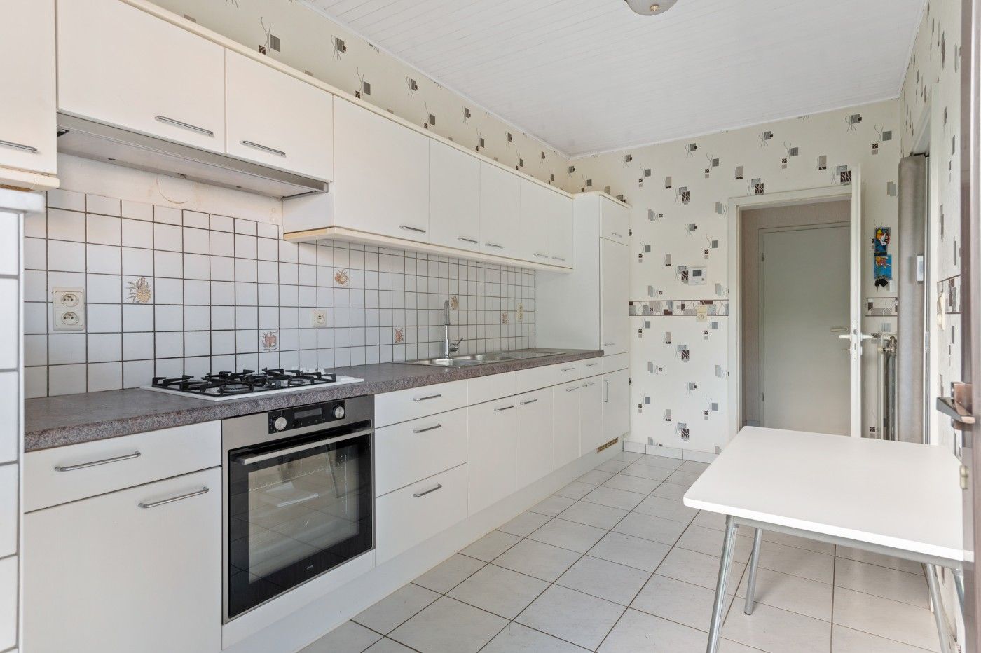 Keurig, ruim gelijkvloersapp. met 2 slpk., inpandige garage en tuin foto 8