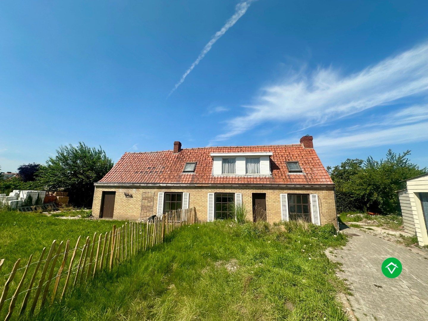 Hoofdfoto van de publicatie: Renovatie- en/of nieuwbouwproject op een rustige ligging te Koekelare