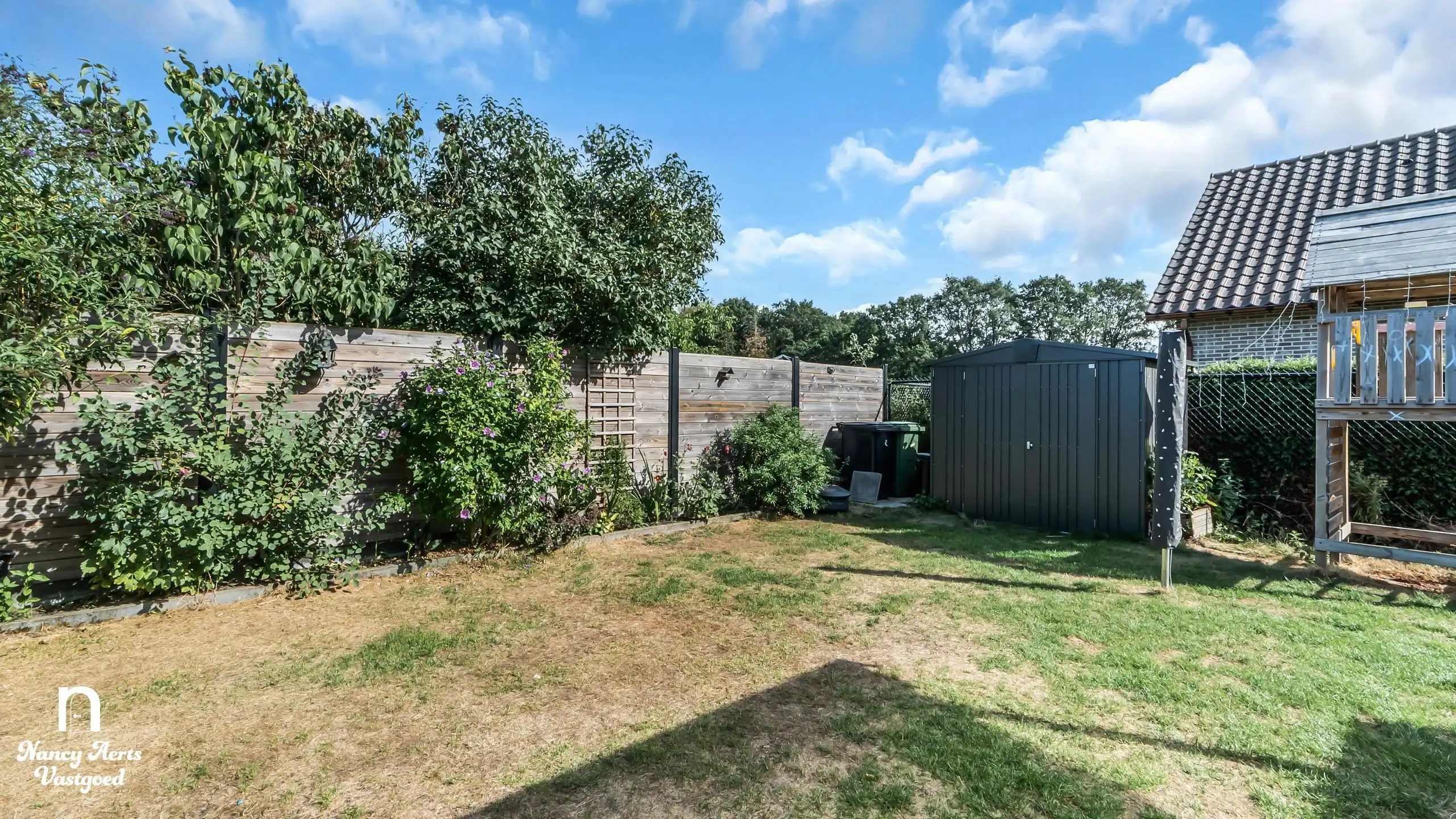 Ruime halfopen gezinswoning met 3 slk in een groene omgeving foto 17