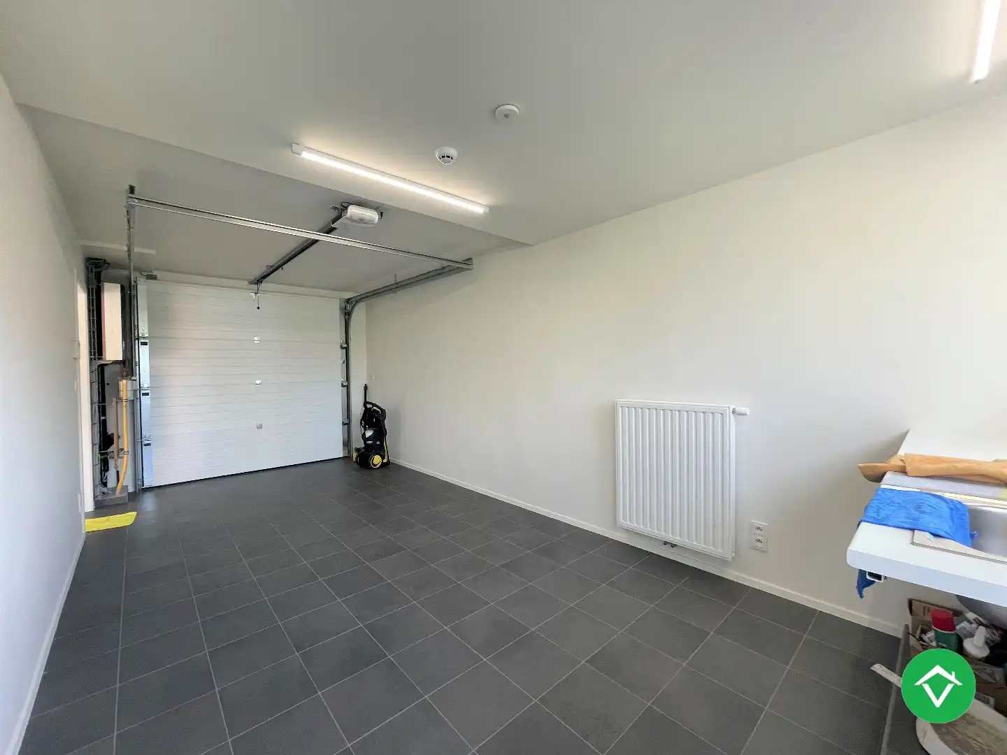 Ruime, gerenoveerde woning met twee slaapkamers te Roeselare foto 6