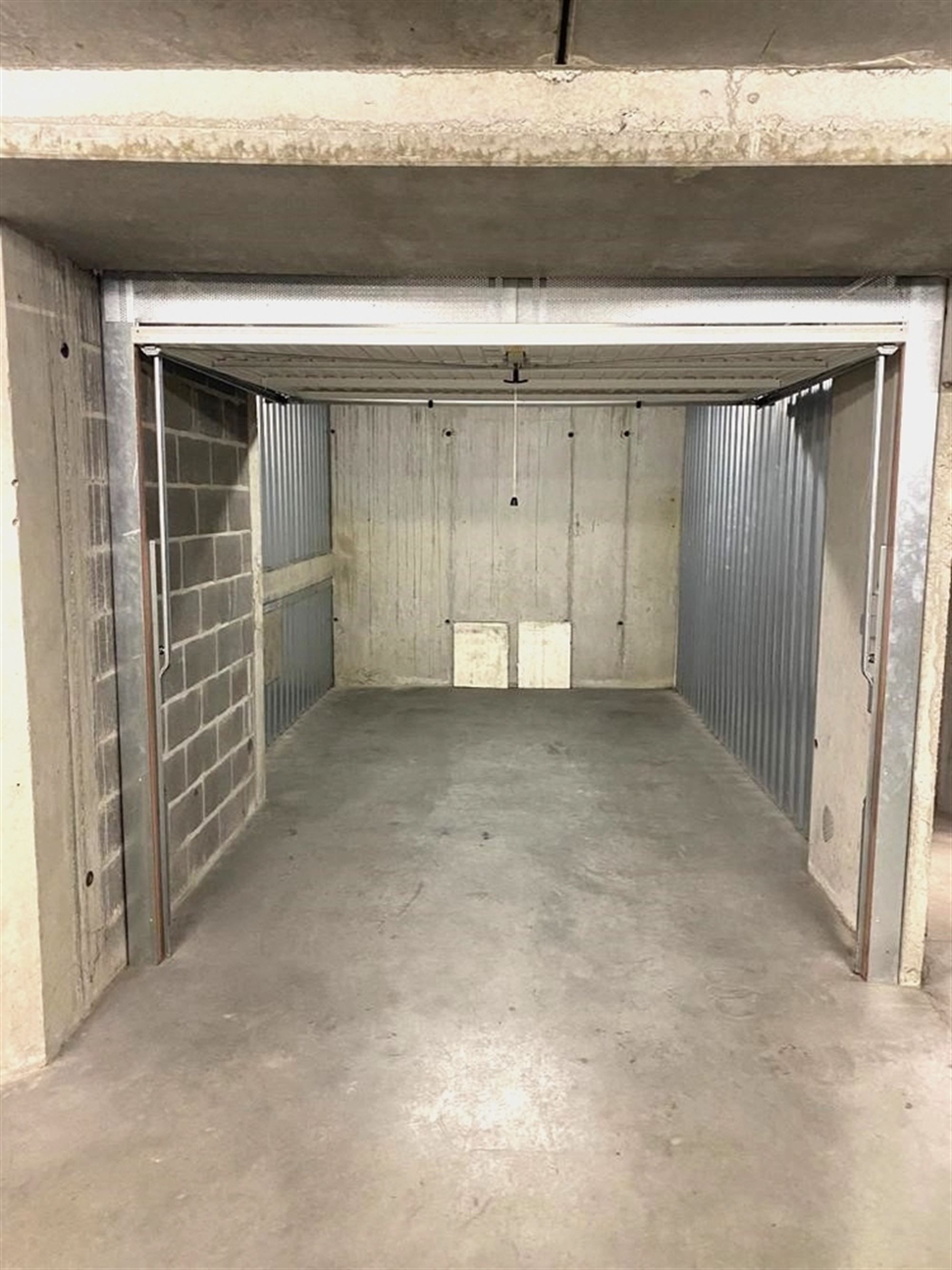 Afsluitbare garagebox op interessante locatie te Knokke foto {{pictureIndex}}