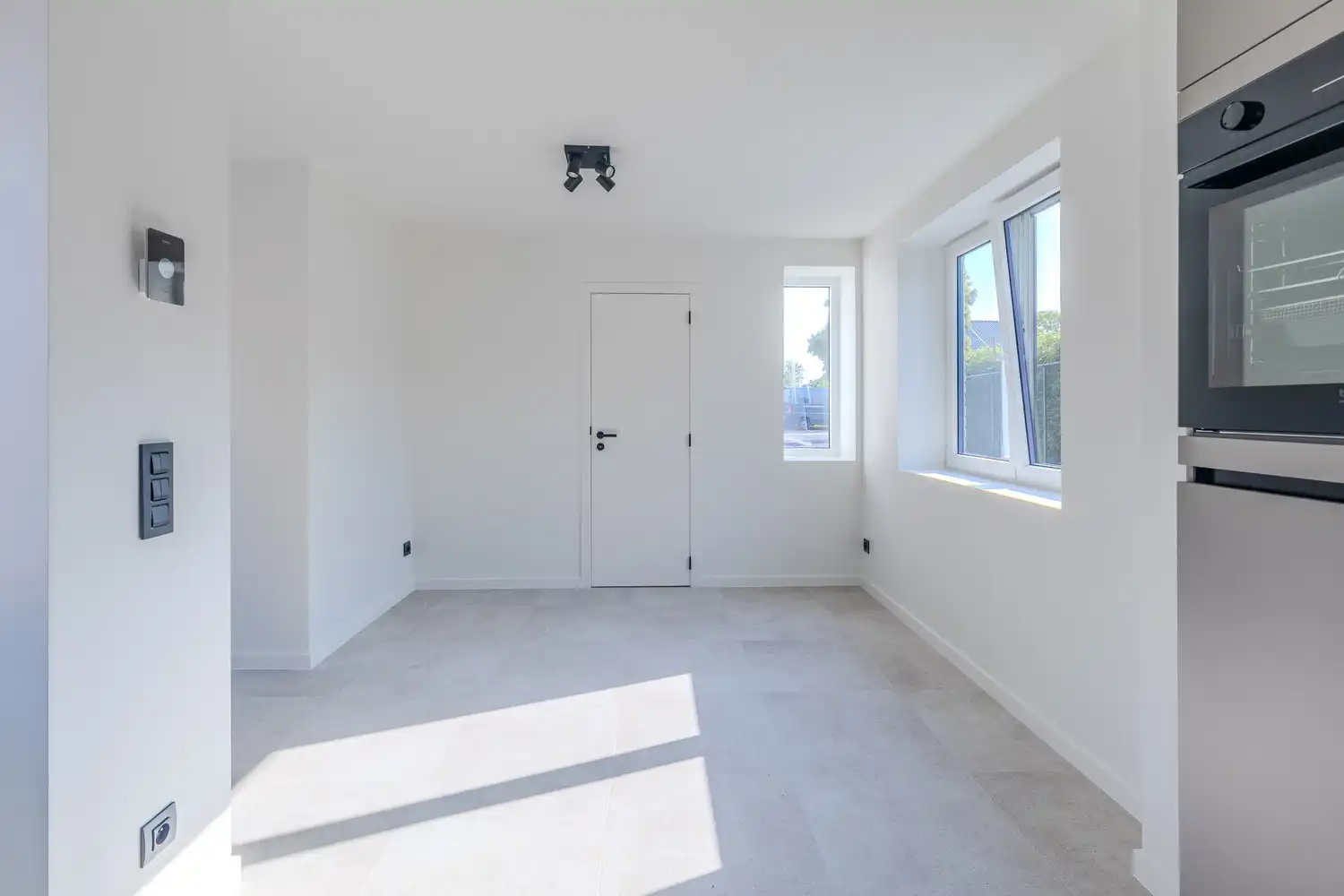 Volledig gerenoveerde huurwoning met drie slaapkamers en ruime tuin op toplocatie in Rekem foto 14