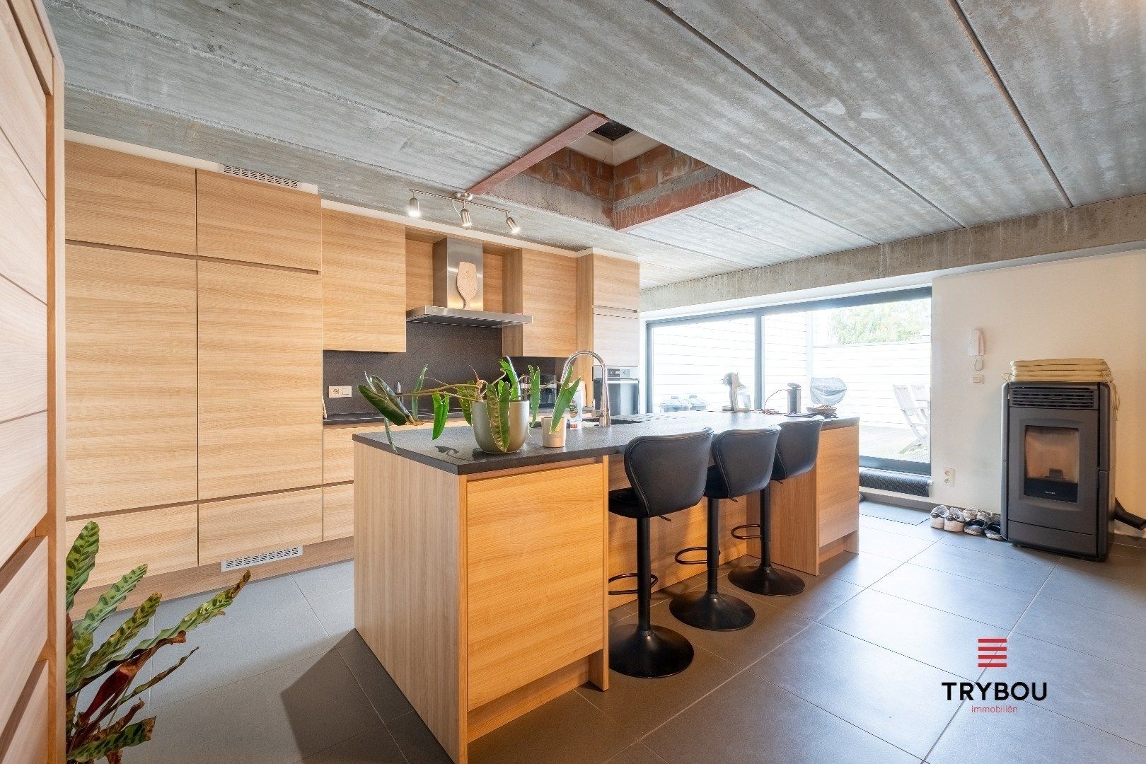 Uitzonderlijk ruime industriële duplex met ruim terras in centrum Roeselare foto 3