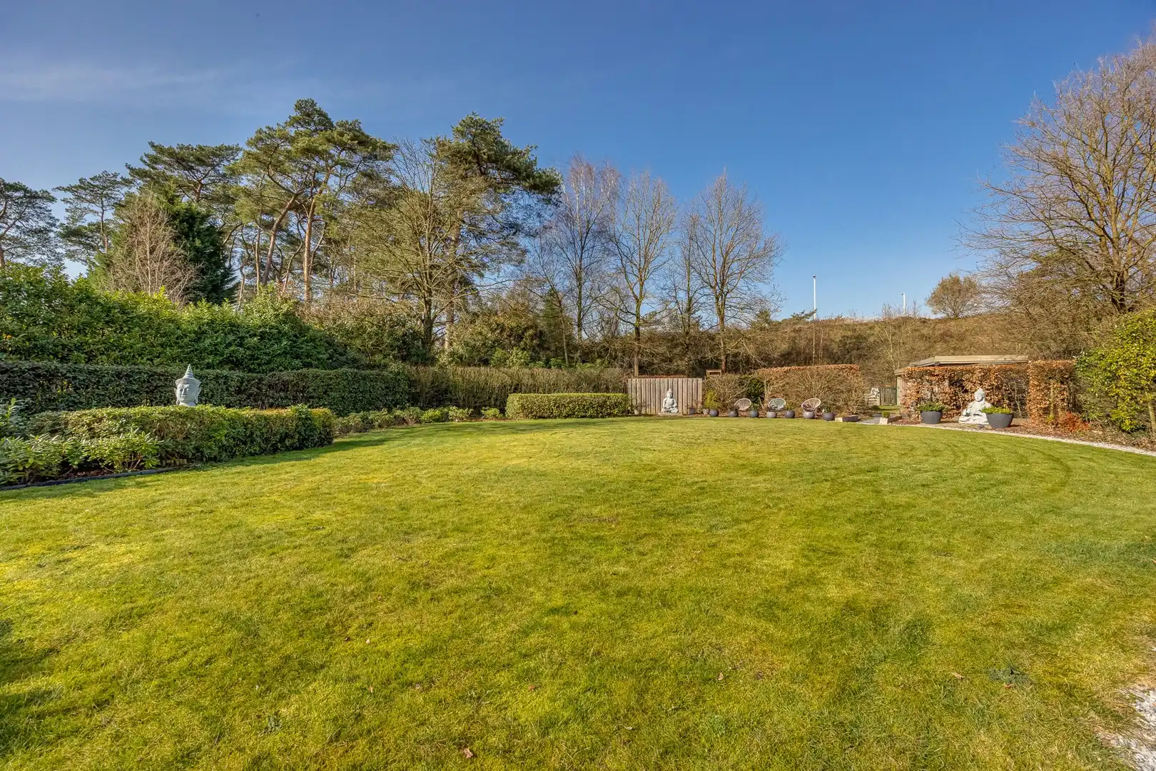 VILLA OP 2.118 M² foto 4