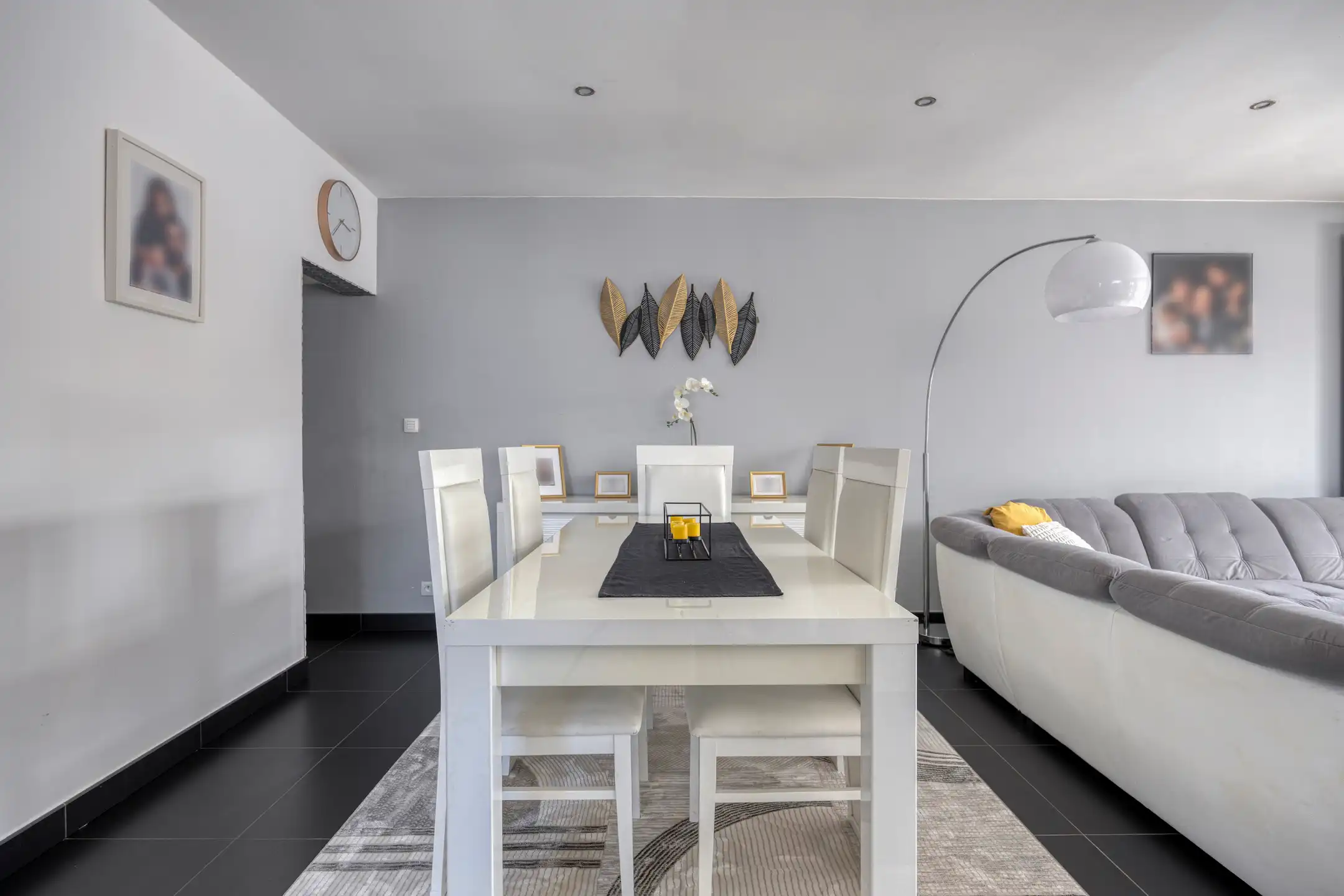 Ruime gezinswoning van 215 m² met vier à vijf slaapkamers en tuin foto 4