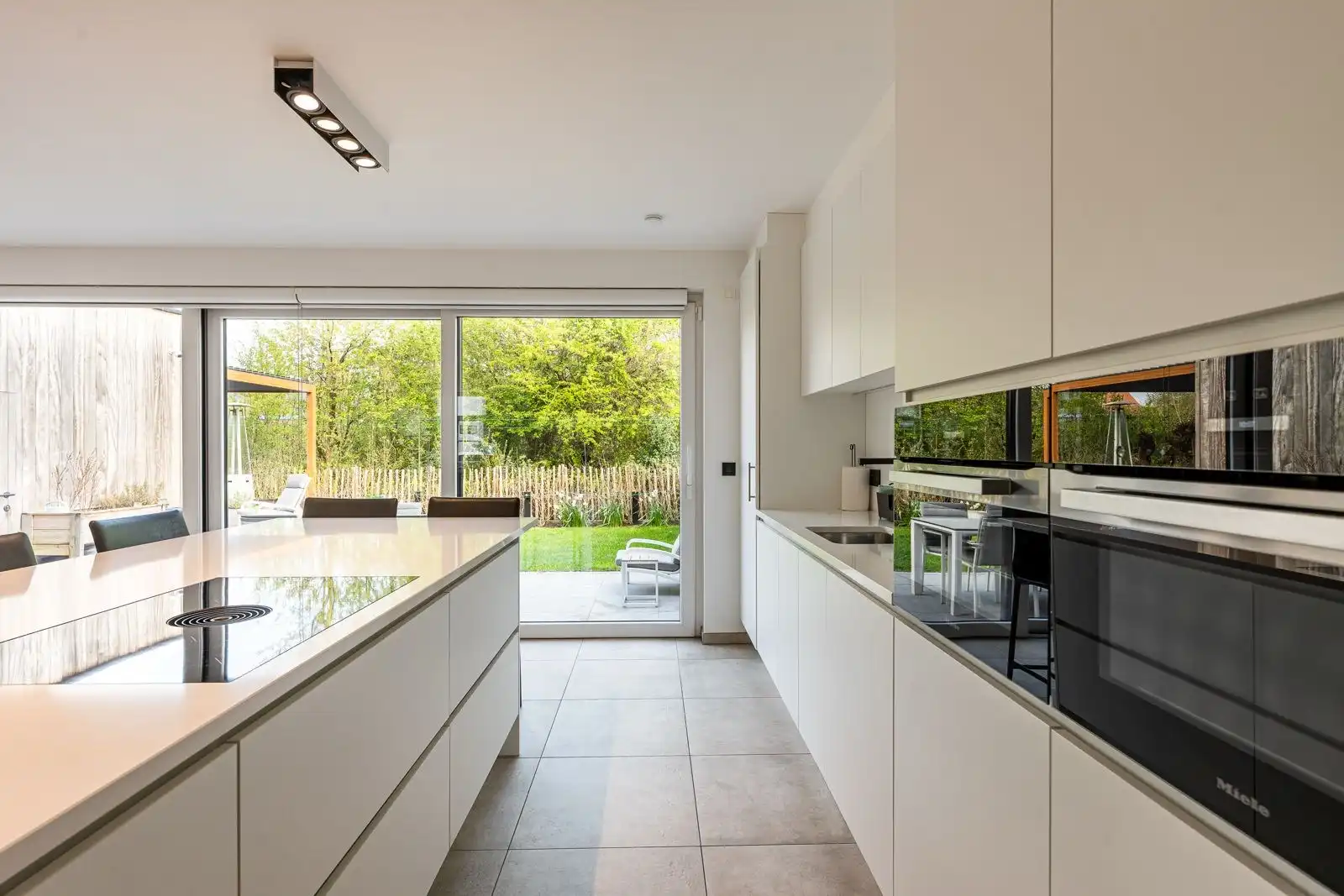 Recente woning met parking en tuin te Moerkerke-Damme foto 7