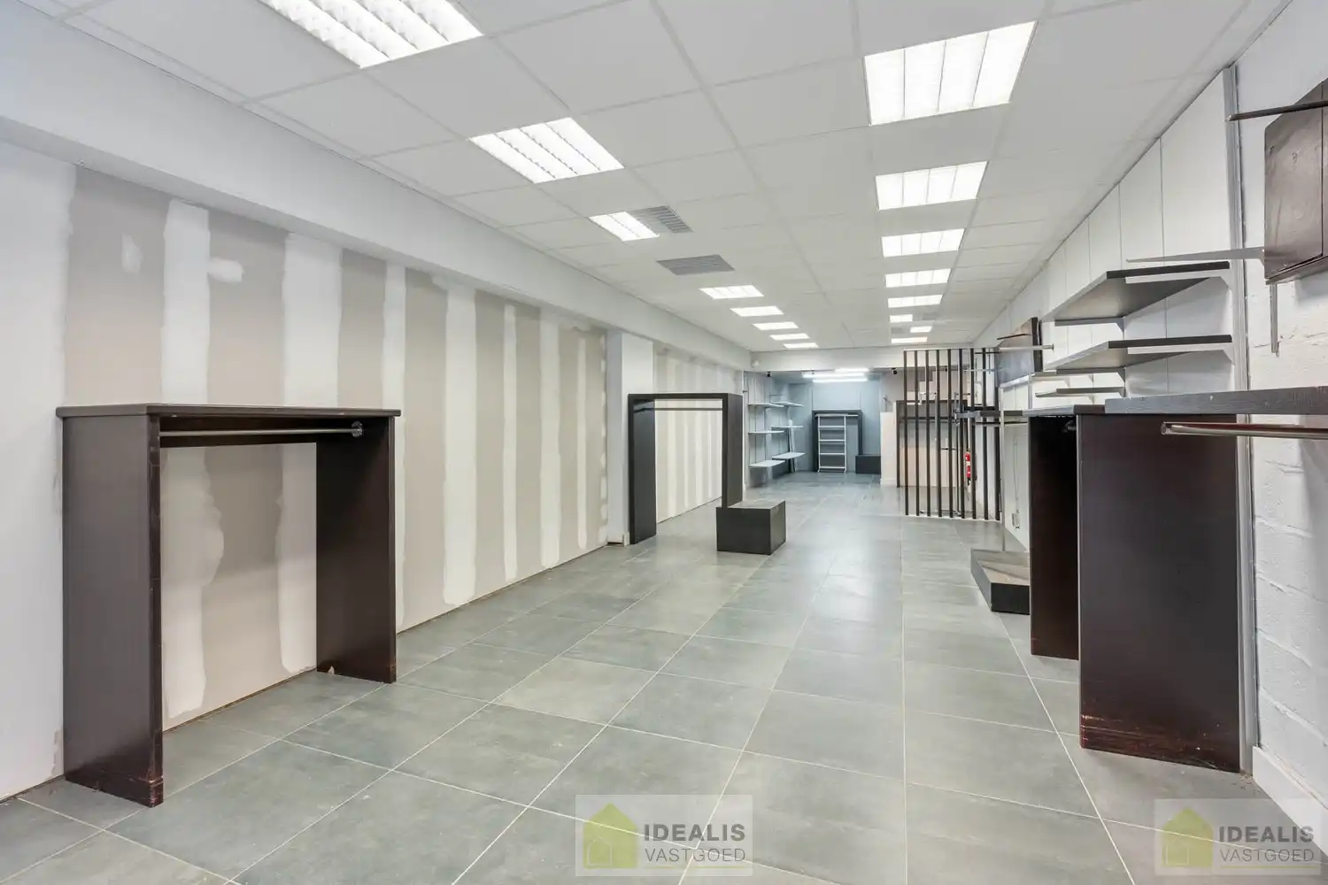 ZEER CENTRAAL GELEGEN HANDELSRUIMTE TE PELT (NEERPELT) MET PARKING VOOR DE DEUR! Deze handelsruimte met een oppervlakte van ca.90m² gelegen te Kempenplein in Pelt (Neerpelt) is uiterst geschikt als winkel of kantoorruimte en gelegen op een toplocatie. foto 5