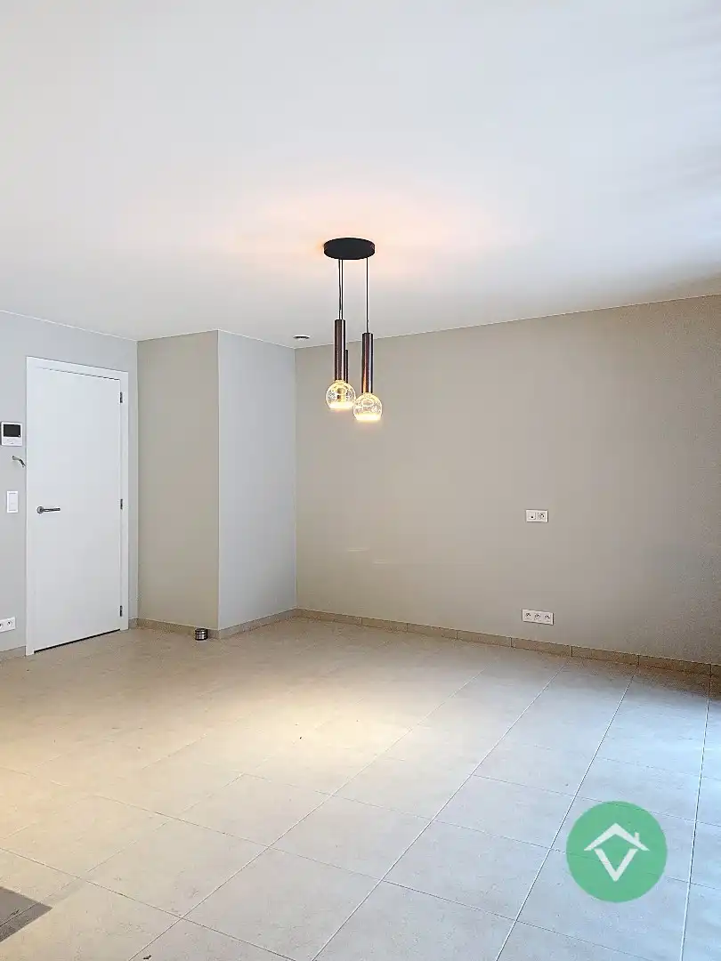 Volledig geschilderd Instapklaar appartement met garage in centrum Koekelare foto 7