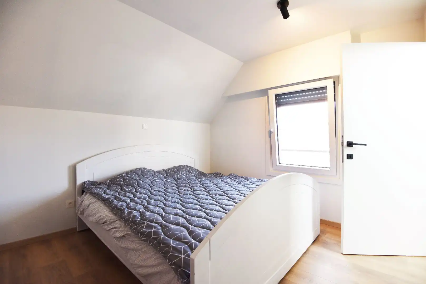 Gerenoveerde open bebouwing met 3 slaapkamers, terras en garage foto 8