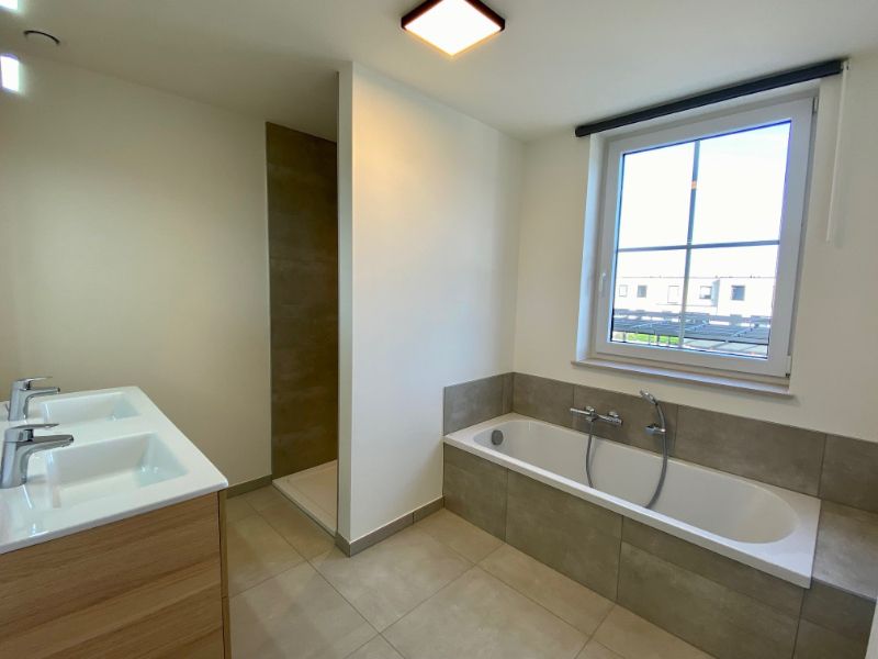 Instapklare recente woning met 4 ruime slaapkamers en carport foto 14