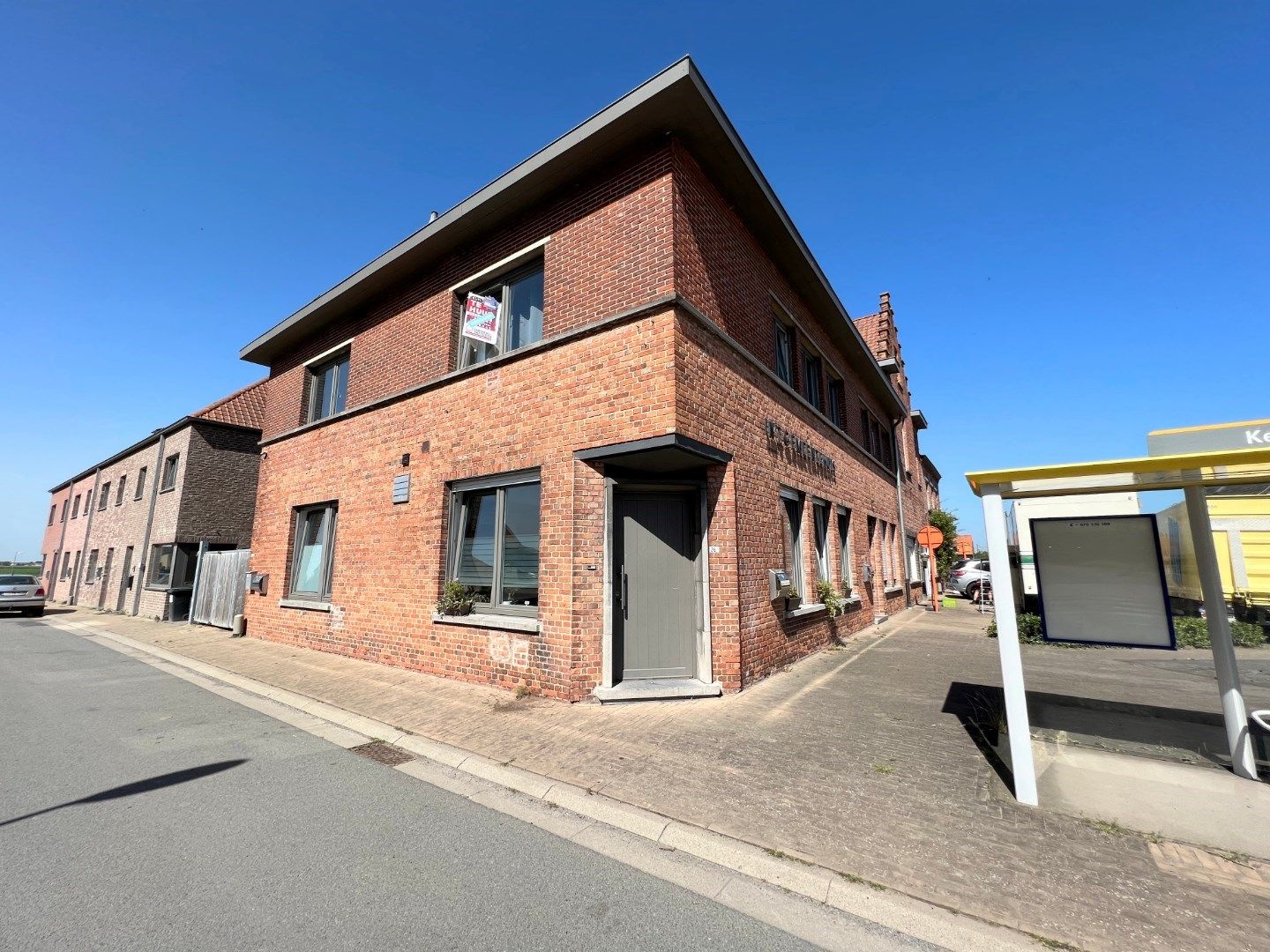 GELIJKVLOERS APPARTEMENT MET 1 SLAAPKAMER, TERRAS EN GARAGE IN ZUIDSCHOTE foto {{pictureIndex}}
