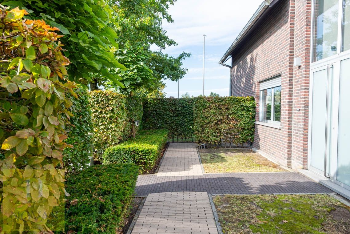 Ruime instapklare woning met 4 tot 5 slaapkamers, zonnepanelen, airco, inpandige garage en buitenstaanplaatsen foto 30