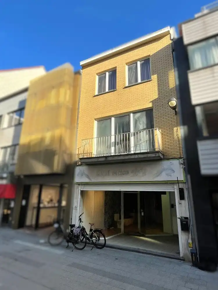 Handelsruimte met ruim, bovenliggend duplex-appartement op toplocatie in Blankenberge foto {{pictureIndex}}