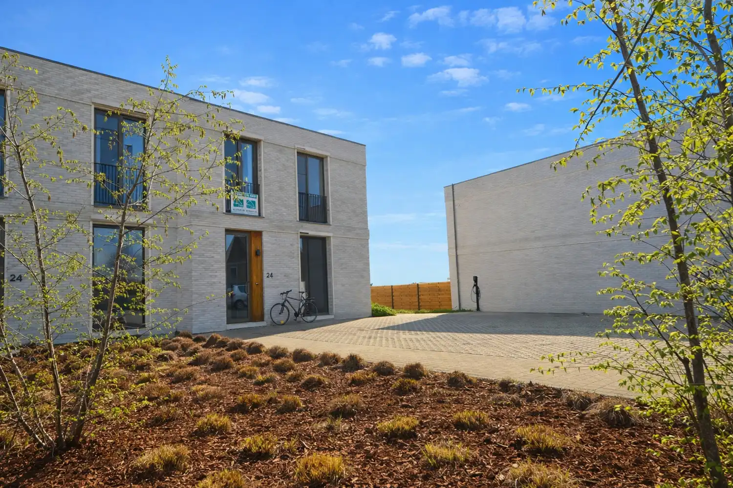 RECENTE WONING MET 4 SLK, TUIN EN PARKING! foto {{pictureIndex}}