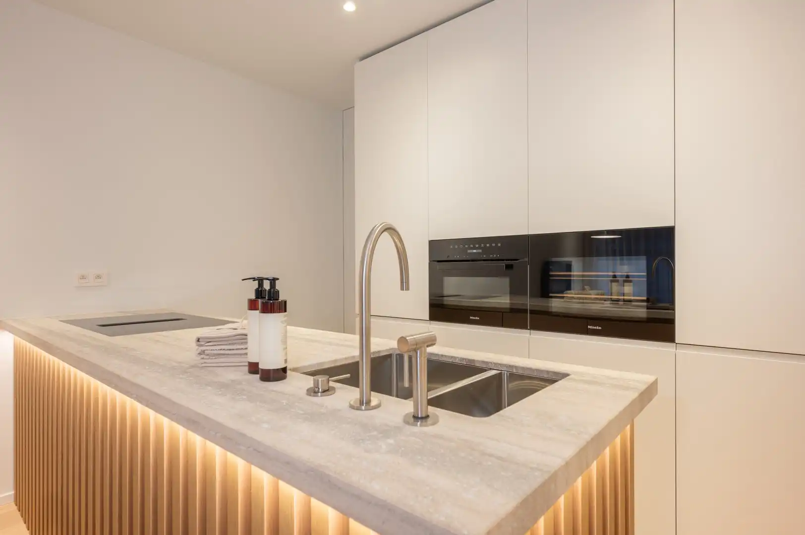 Instapklaar 3-slaapkamer appartement met terras nabij de Zeedijk. foto 12