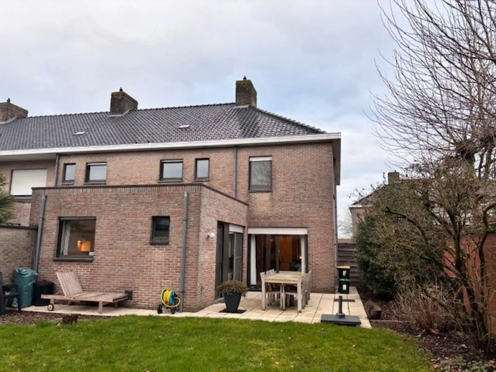 Ruime hoekwoning met terras, tuin en garage. foto 19