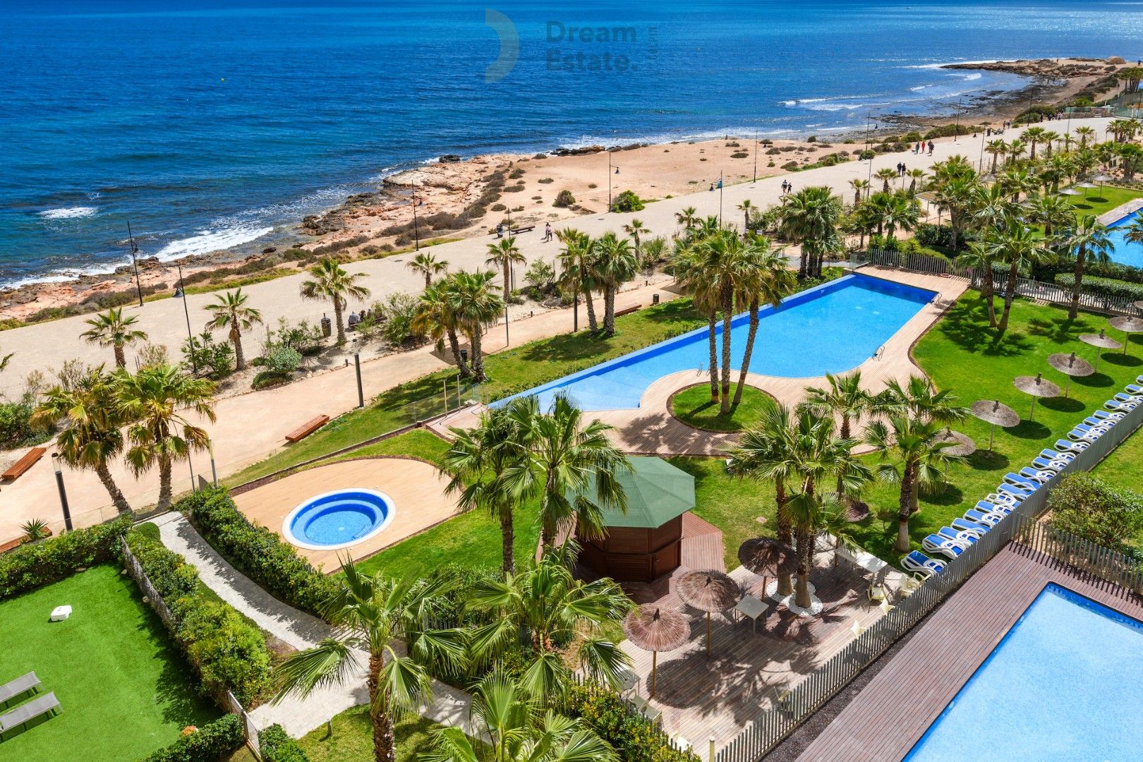 Eerstelijns appartement met zuidgericht terras en zeezicht. foto {{pictureIndex}}