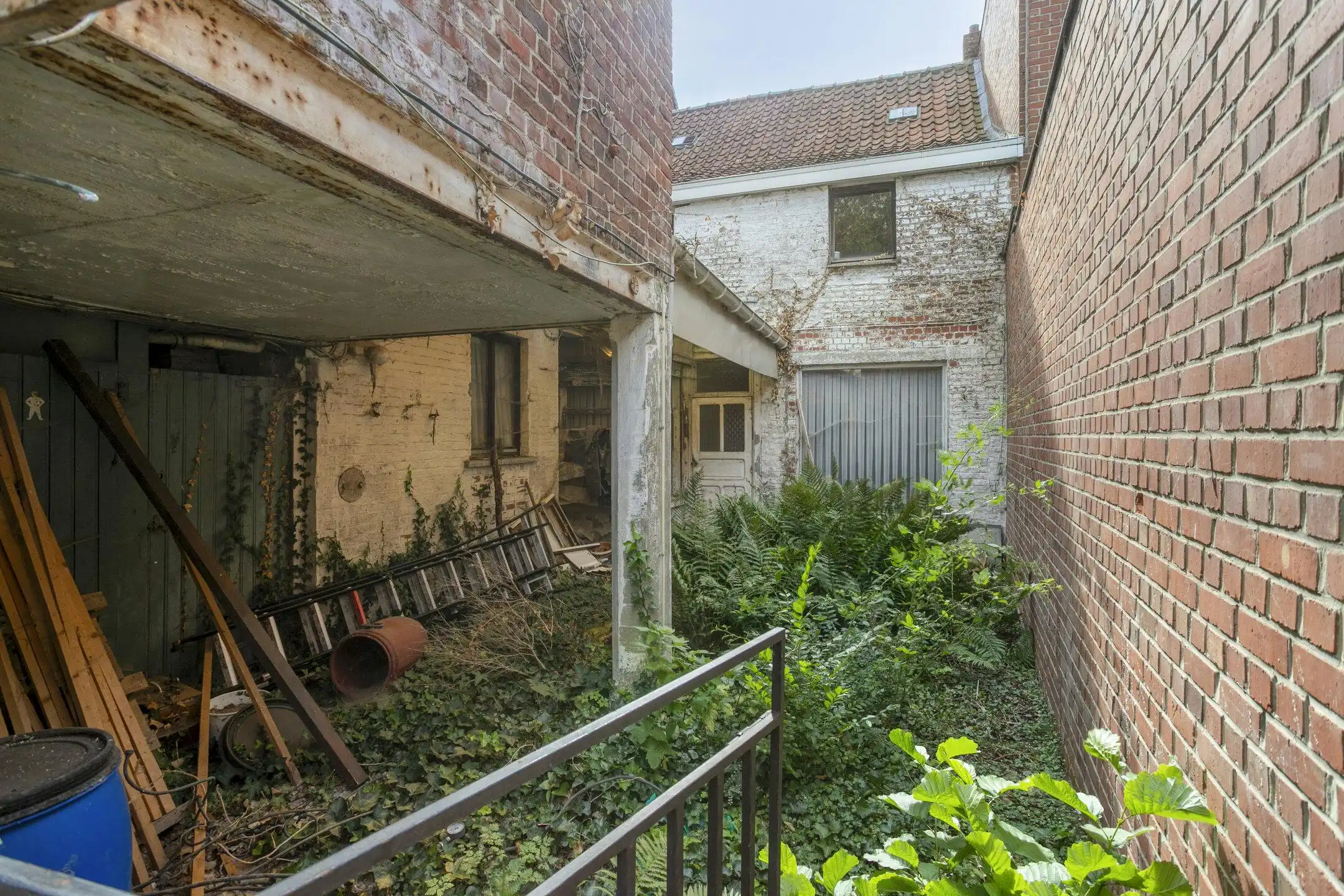 Te renoveren huis pal in het centrum van Meulebeke! foto 3