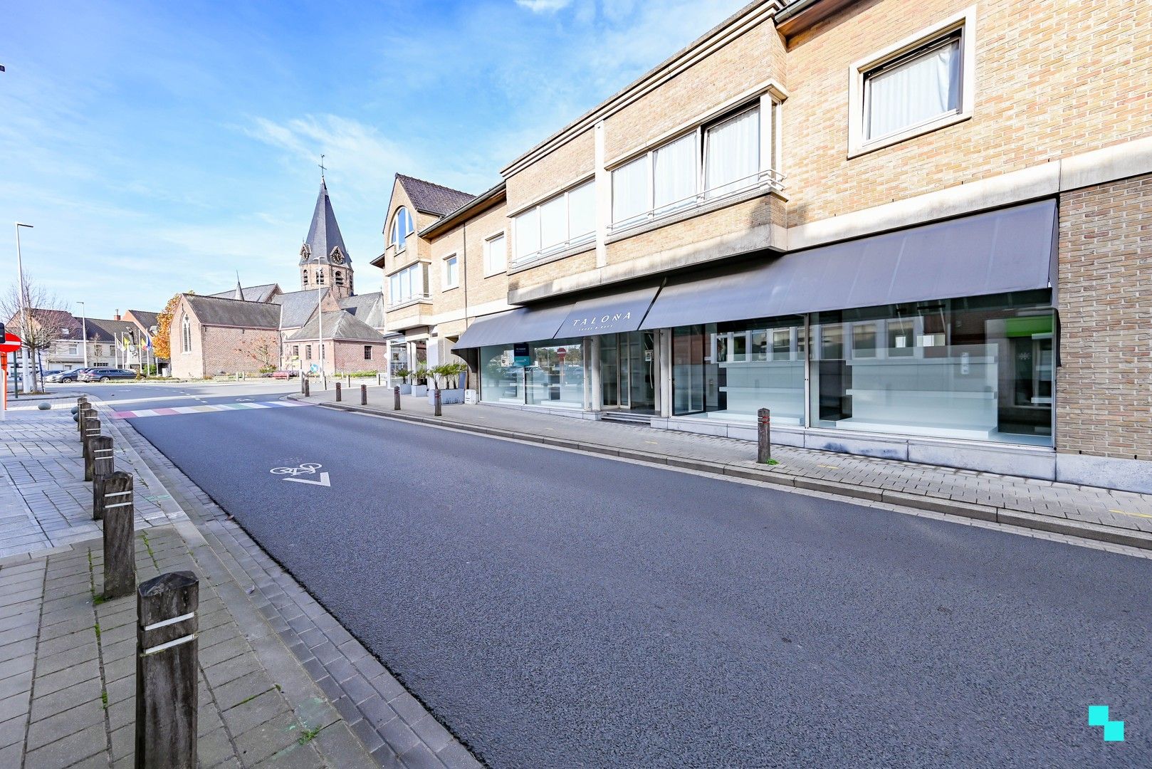 Centraal gelegen handelspand met etalage in hartje Lendelede foto {{pictureIndex}}