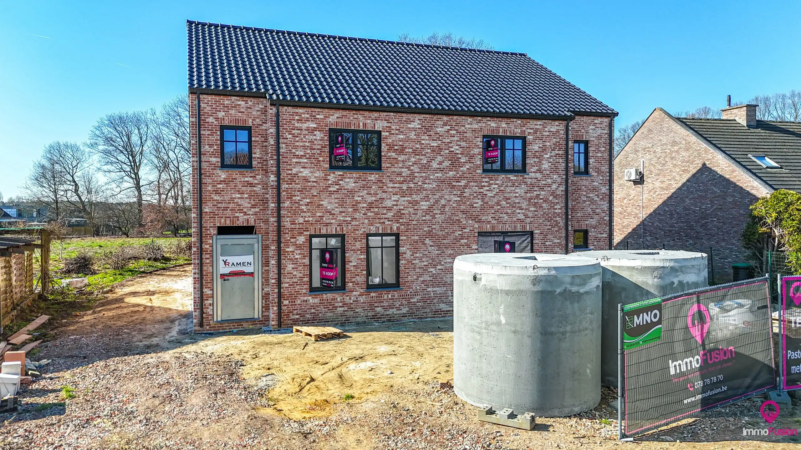 Tijdloze nieuwbouwwoning met 4 slpks + uitzicht op het groen! foto {{pictureIndex}}