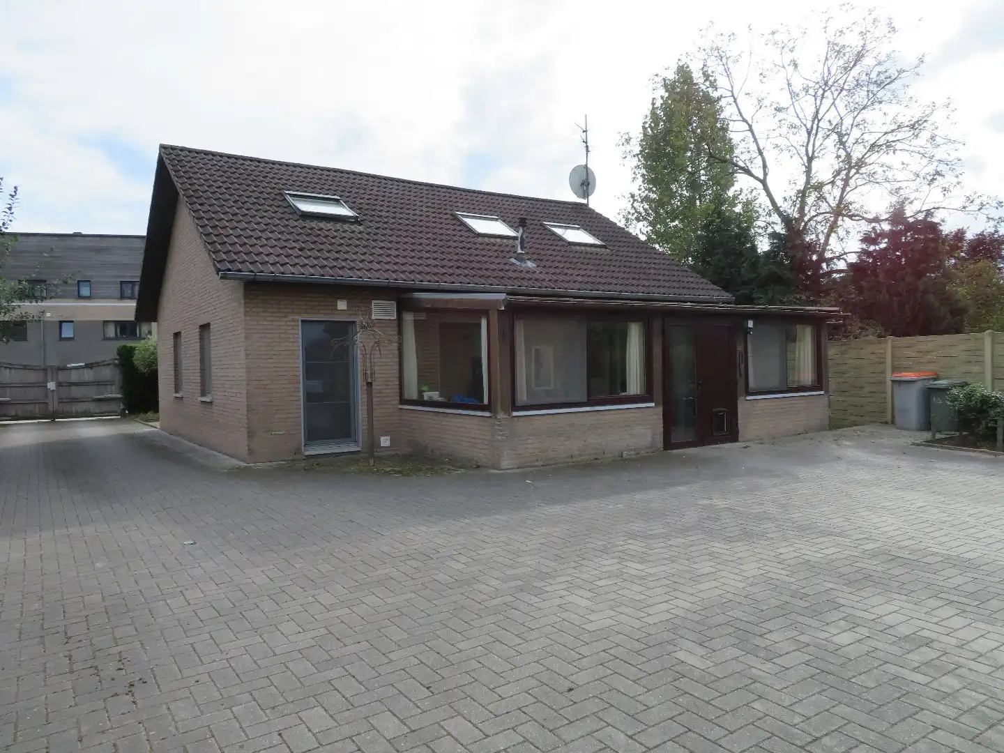 Degelijke gezinswoning met achterliggende loods/garage. foto 4