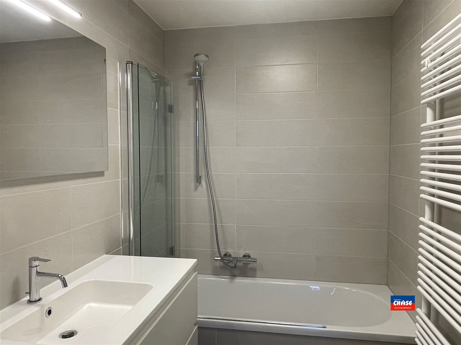 Knap nieuwbouwappartement met 2 slaapkamers, groot terras met prachtig uitzicht en ondergrondse autostaanplaats foto 15