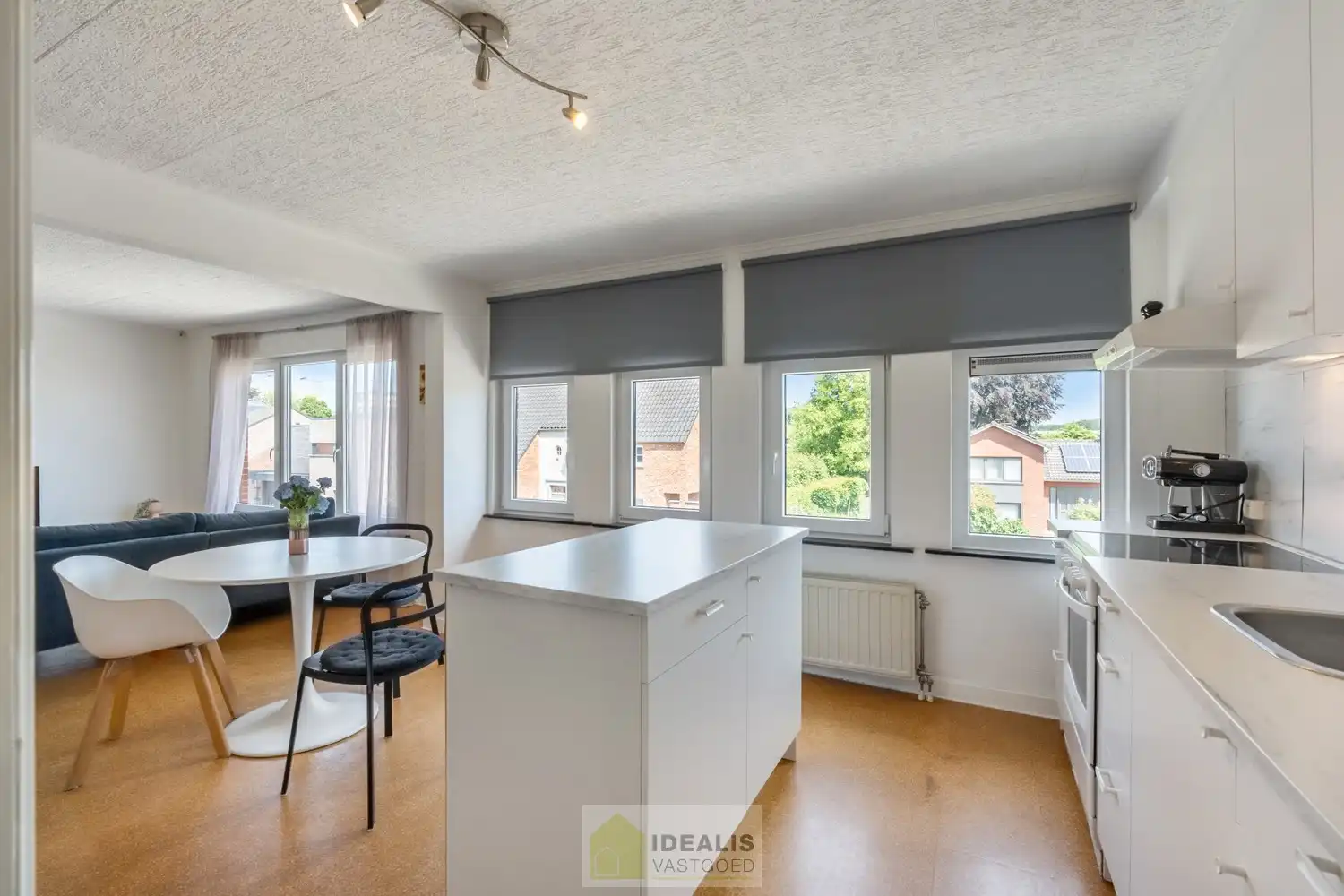 IDEALIS VASTGOED – EENGEZINSWONING MET EEN KNAPPE LEEFRUIMTE MET OPEN HAARD EN AANSLUITEND OPEN MODERNE KEUKEN, EEN HEERLIJKE VERANDA, MOGELIJKHEID TOT 4 SLAAPKAMERS, 2 BADKAMERS, 2 GARAGES EN EEN RUIM WERKHUIS MOMENTEEL INGERICHT ALS LOUNGERUIMTE, VOLLEDIG AANGELEGD MET EEN KNAPPE TUIN OP EEN PERCEEL VAN 8A 65CA! Deze ruime gezinswoning omvat +- 204m² netto bewoonbare oppervlakte met een aangename woonkamer bestaande uit zit-en eetgedeelte, een open moderne keuken, veranda, mogelijkheid tot 4 slaapkamers en 2 badkamers. Momenteel is de woning ingericht als 2 aparte woongelegenheden. Tevens beschikt de woning over een apart garagegebouw bestaande uit 2 garages met achterliggend een werkhuis momenteel ingericht als loungeruimte. Een unieke kans voor kandidaten op zoek naar een ééngezinswoning voorzien van alle faciliteiten op een fijne locatie tussen de centra van Oudsbergen, Bocholt, Bree en Peer! De huidige eigenaar heeft reeds een nieuw dak aangekocht. Dit wordt geplaatst voor de... foto 20